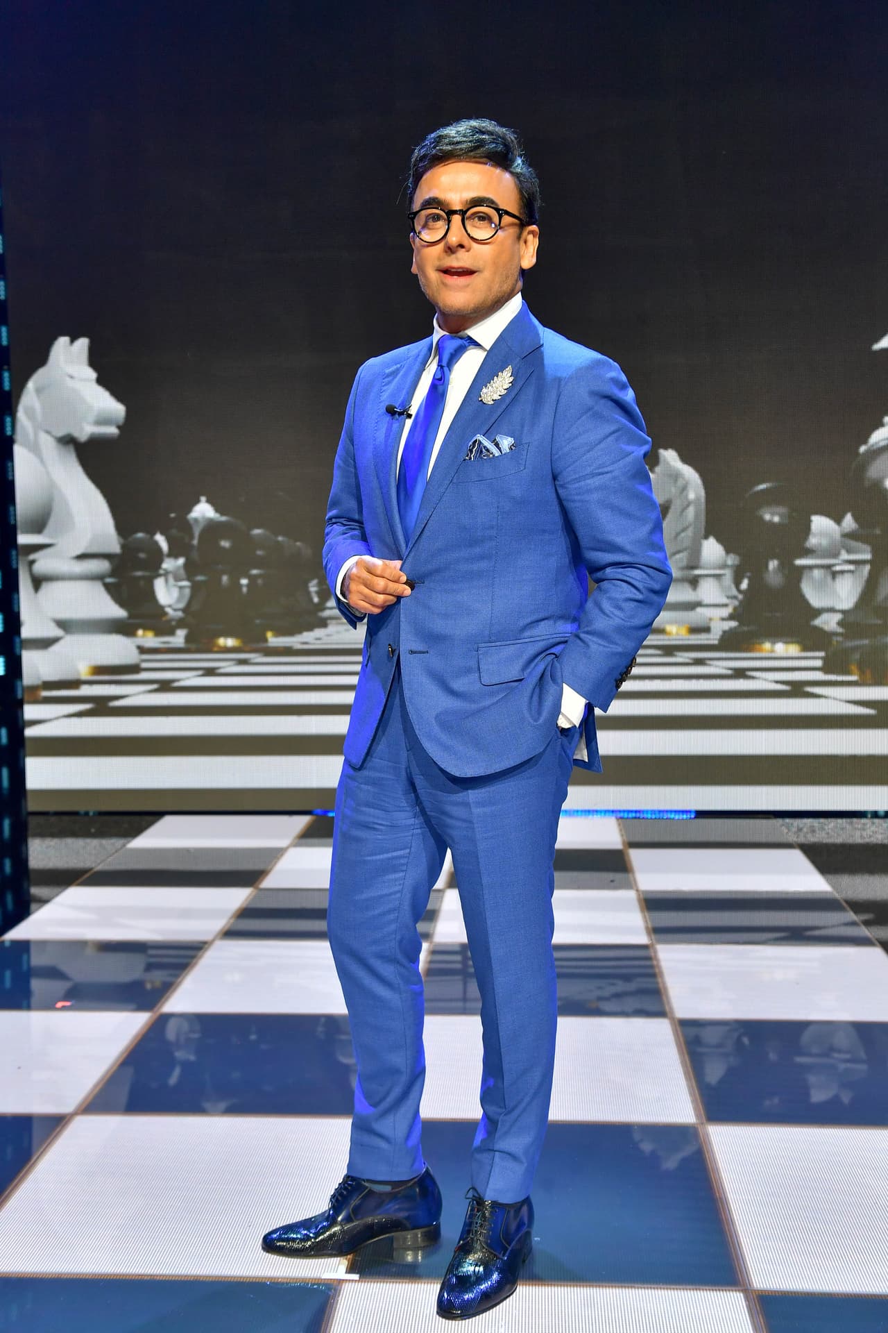 Adal Ramones nuevamente lució un elegante traje azul, con corbata y un pañuelo del mismo color, además del pin con su inicial.