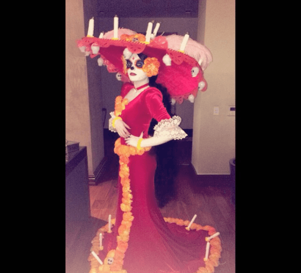 Desde un disfraz de 'La Catrina' como el que utilizó en Día de Muertos de 2014, de acuerdo con información de su Instagram.