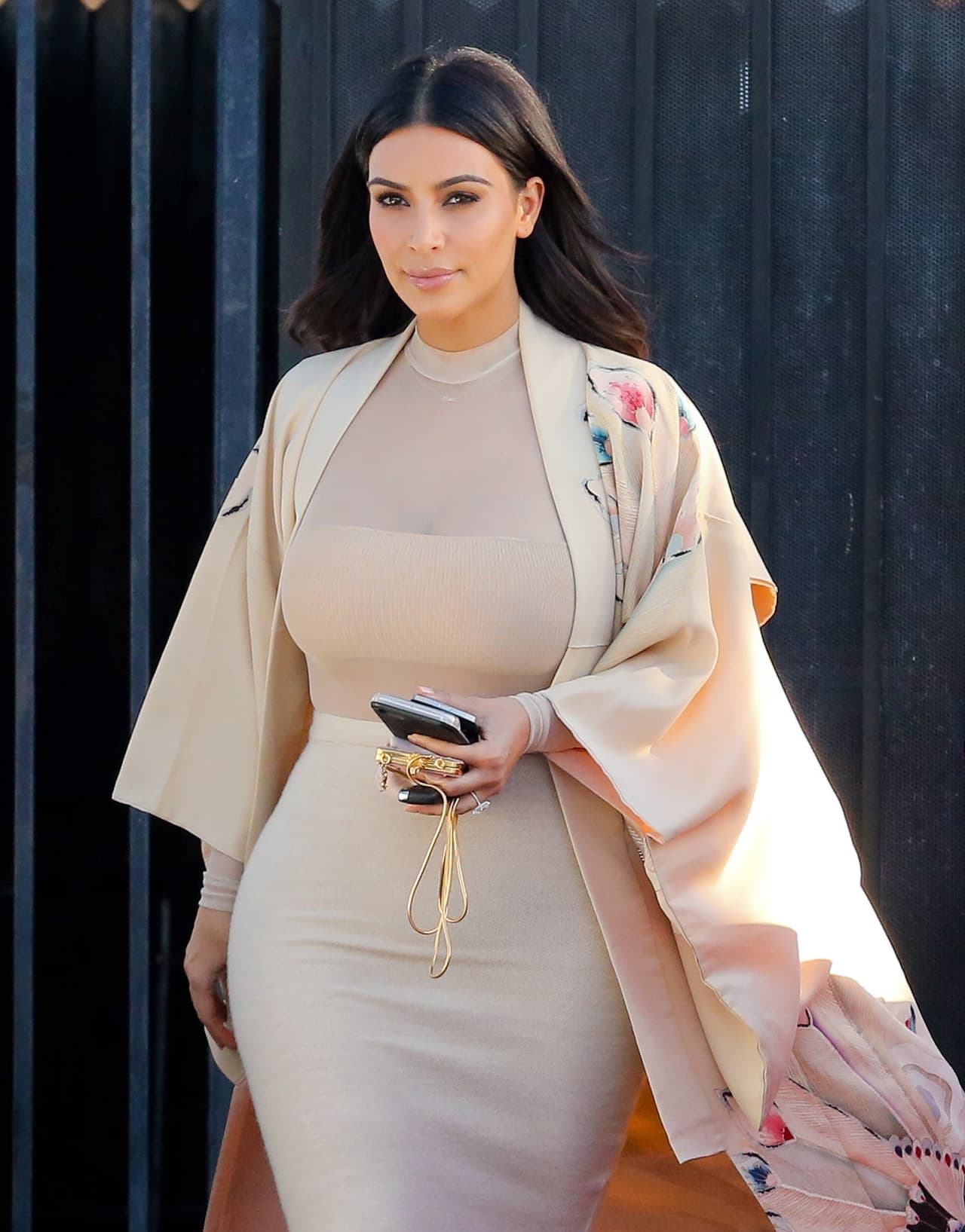 Decidió llevar como abrigo, ¡un kimono!