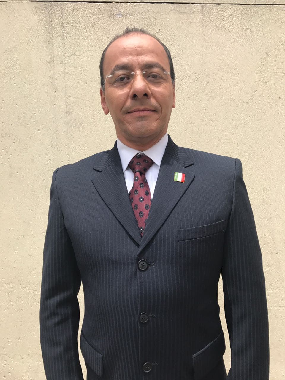 Finalmente se pone el vestuario para convertirse en el primer mandatario.