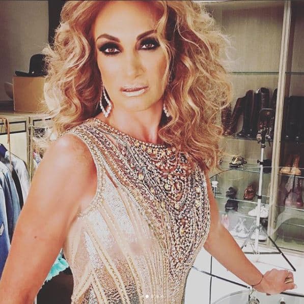 El fin de semana pasado, la periodista mexicana Adela Micha celebró la boda de su hijo, Carlos, de 24 años, en una fiesta en la que de acuerdo a lo publicado por TVNotas, se gastó aproximadamente 4 millones de pesos.