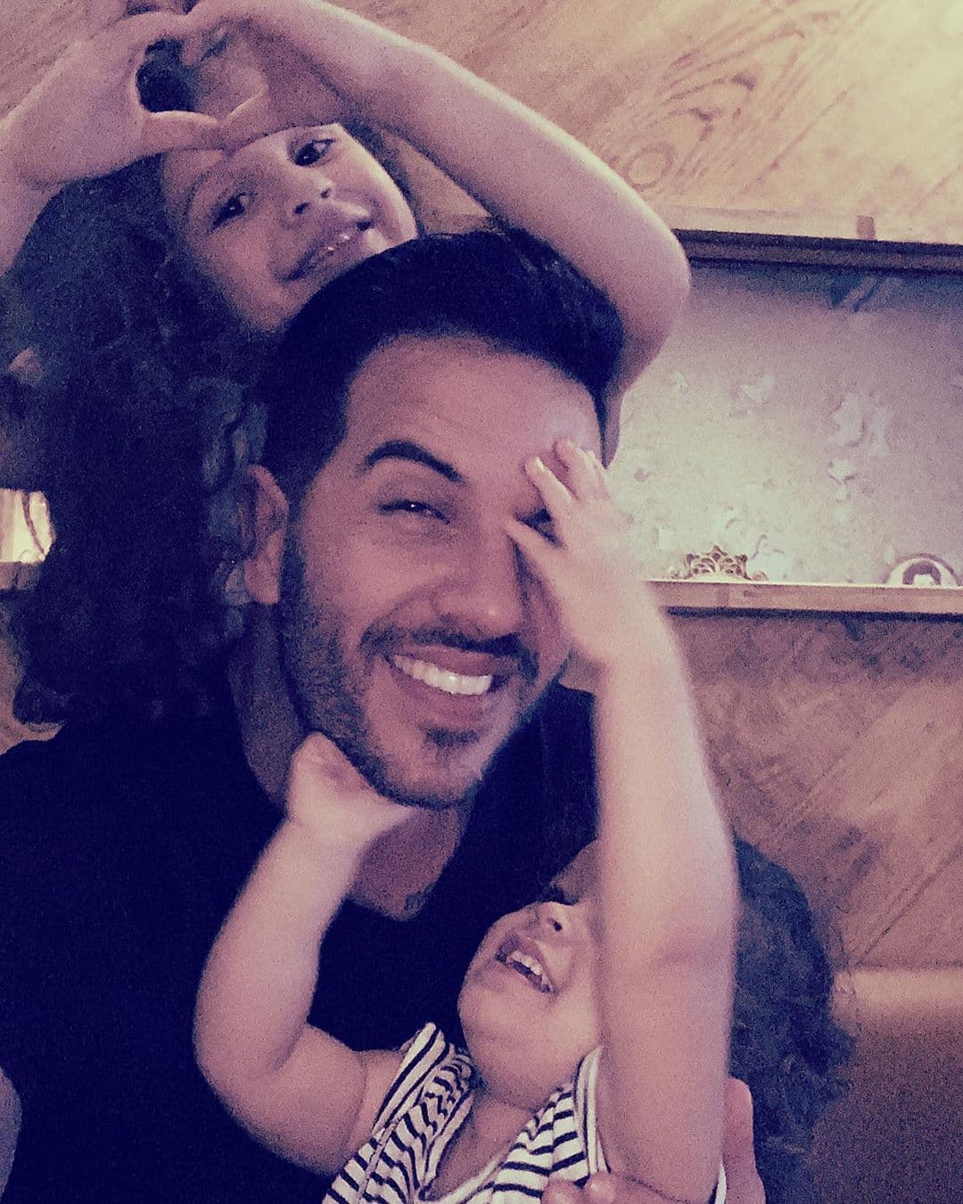 Para chef Yisus Anabella y Silvana son su motor de vida, y aunque de vez en cuando necesite espacio personal, los días no son lo mismo sin ellas.