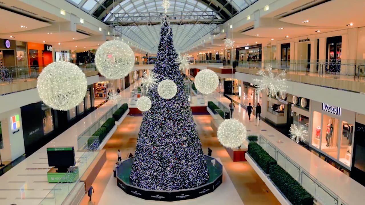 Ya está listo el enorme árbol de Navidad de Galleria y el evento de encendido es este fin de semana