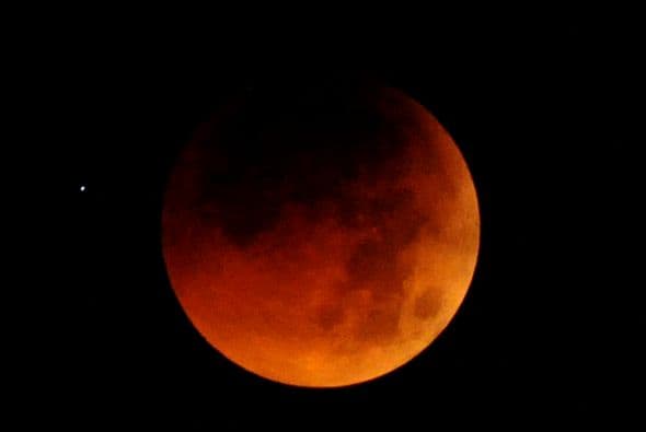 A esa hora vas restando horas para saber cuándo será en tu país, ejemplo en México restas 6 horas, en Miami y Nueva York cinco y así sucesivamente. Los noticieros locales de cada país así como el servicio de información de la NASA a través de su página web estarán siguiendo el gran evento cósmico.