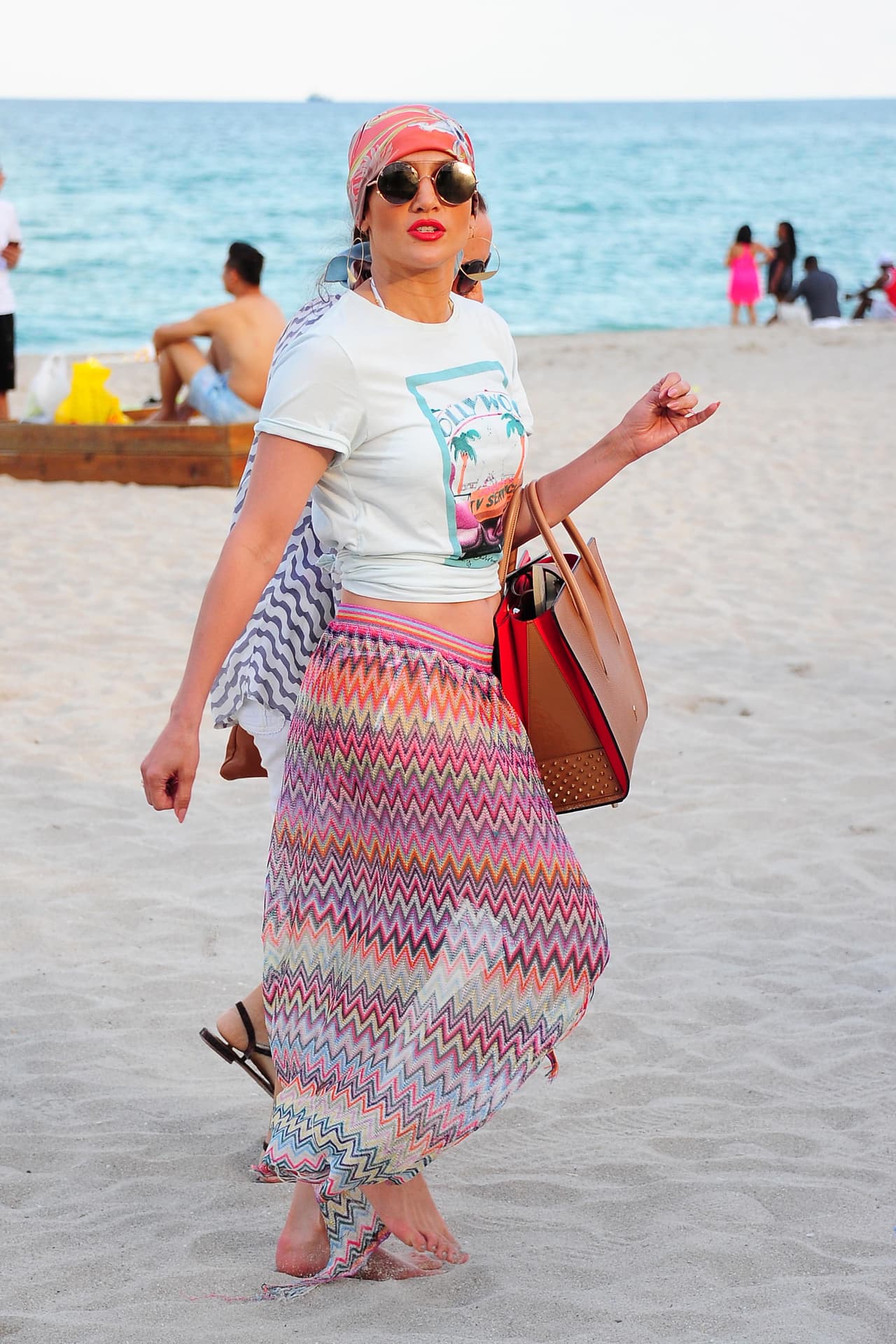 Aunque es una tarde en la playa, ella no se olvida de verse bellísima, por eso lleva un hermoso labial rojo.