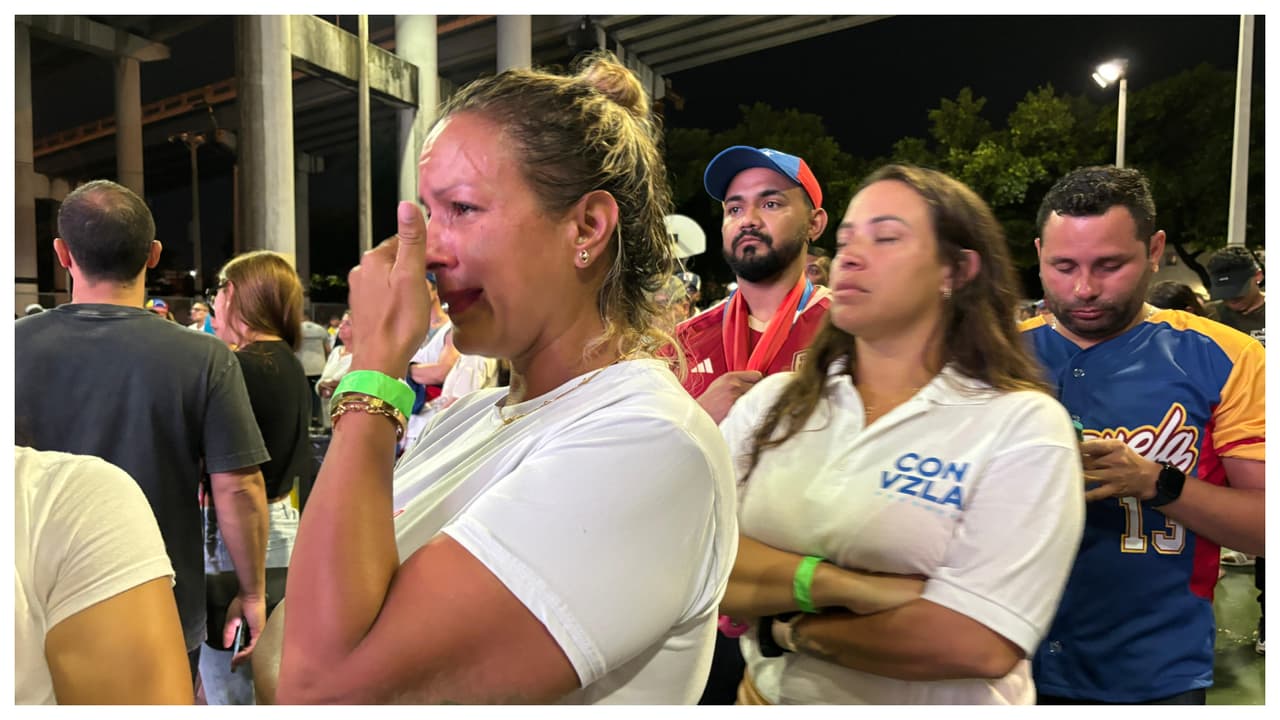 La emoción que se vivía en el parque José Martí en el downtown de Miami mientras se esperaban los resultados de las elecciones en Venezuela se desvaneció con el anuncio del Consejo Nacional Electoral, que dio como ganador a Nicolás Maduro. Poco a poco, los venezolanos del sur de Florida se retiraron del lugar desilusionados.