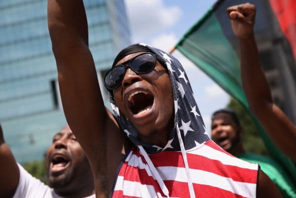 Estas personas realizaron, horas antes una vigilia en las cercanías del Capitolio para celebrar la retirada de la bandera confederada.