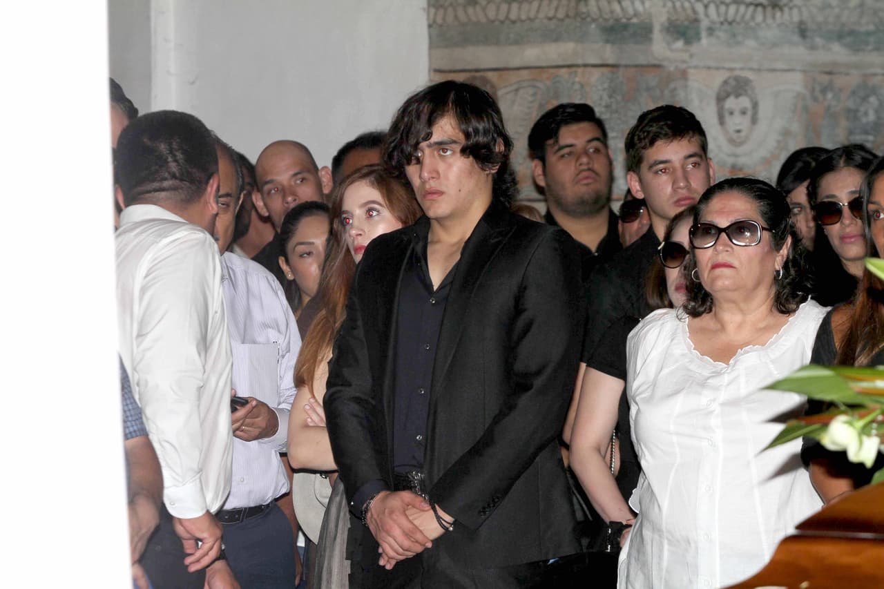 En la misa de cuerpo presente en Cuernavaca, Julián estuvo bien atento a las palabras del sacerdote. En su cara se veía el dolor por haber perdido a su padre.