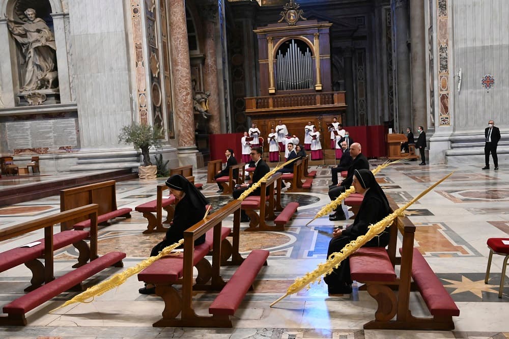 Acompañaron al Papa solo un reducido grupo de religiosos, que
<b>respetaron la distancia de seguridad,</b> y la liturgia se celebró en el altar de la Cátedra de la basílica de San Pedro, y no bajo el baldaquino.