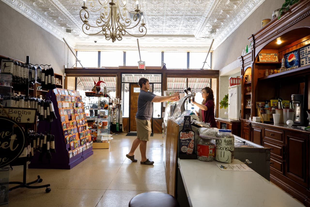 Perkins intentó diversificar la oferta de su farmacia y compró la tienda aledaña para mantener a Batson sobre una base más sólida. Es la última farmacia del condado de Elk.
<br>
<br>