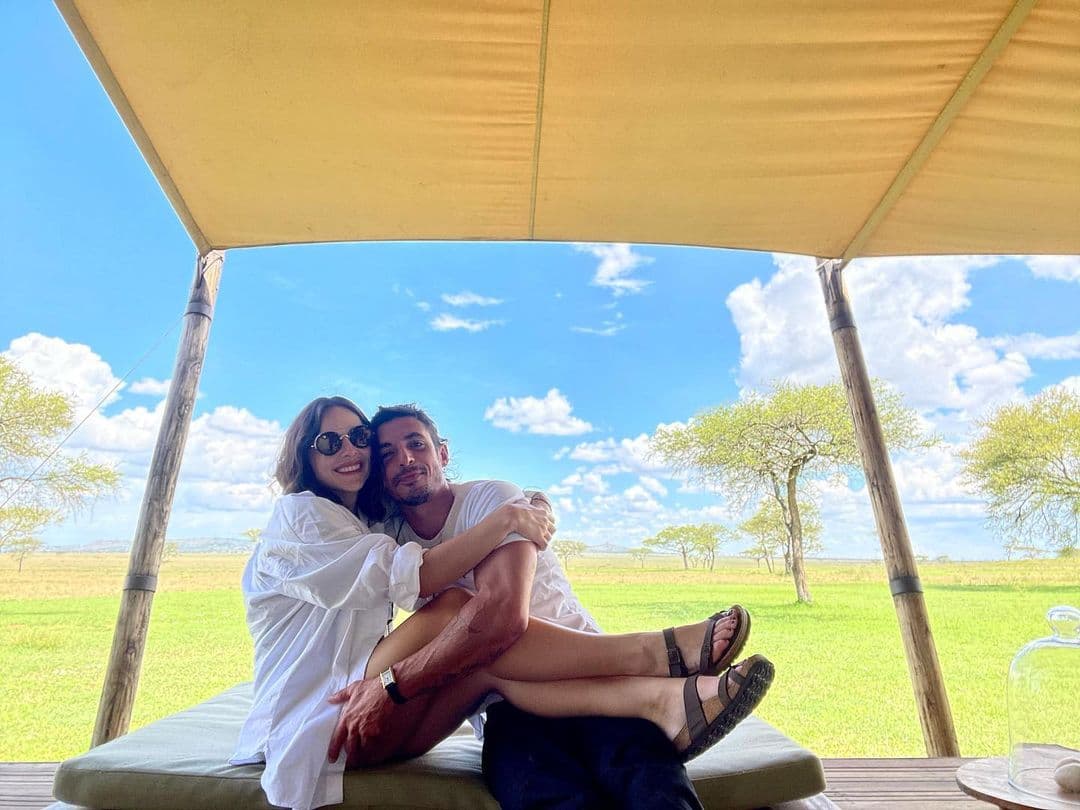 La actriz compartió en su cuenta de Instagram imágenes de esta nueva aventura juntos, las cuales acompañó de un mensaje en el que agradece por un año más lleno de felicidad.