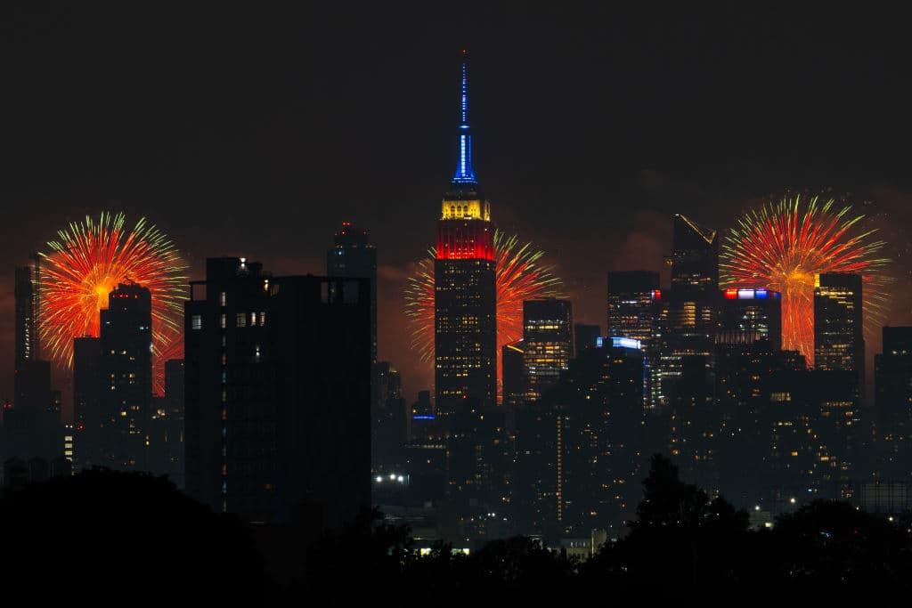 <b>Más de 60,000 cohetes con más de 30 diferentes colores</b> iluminaron la noche en Nueva York durante la celebración del 4 de Julio.
<br>