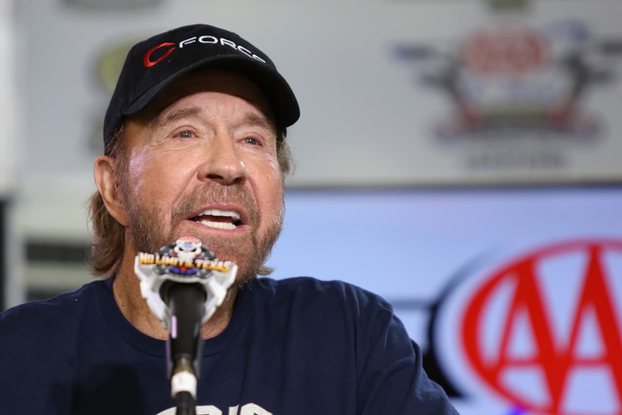 <b>Chuck Norris</b>
<br>Aunque anunció su retiro del cine para poder cuidar a su esposa, quien sufre de problemas en el sistema nerviosa, Chuck Norris forma parte de esta lista, pues el actor estadounidense ya tiene 82 años de edad.
<br>
