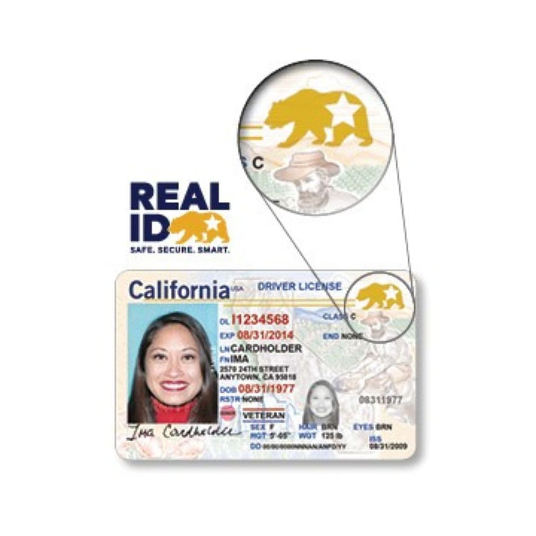 <b>¿Cuál es la diferencia entre la Real ID y la licencia de conducir de California? </b>La principal diferencia entre una Real ID y una licencia de conducir convencional en California, es que la primera cuenta con la imagen de un oso dorado y una estrella blanca en la parte superior derecha, mientras que el carné regular muestra en la misma posición la leyenda: “Aplican límites federales”.
<br>