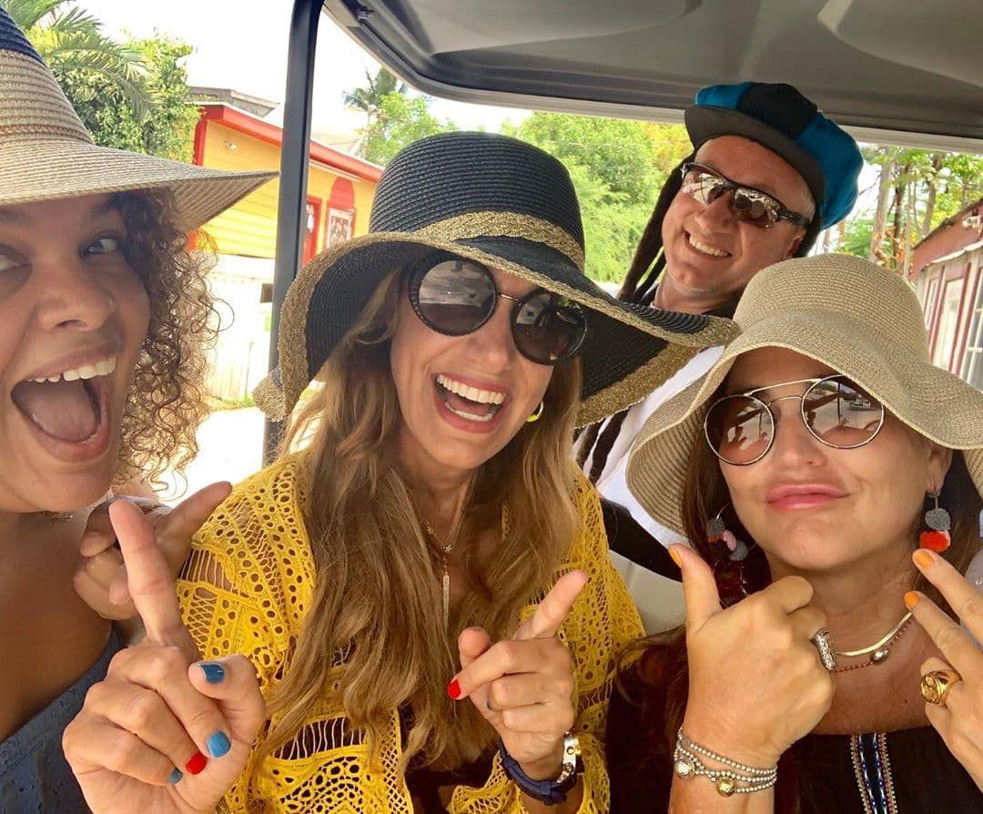 <a href="https://www.univision.com/shows/el-gordo-y-la-flaca/lili-estefan-vive-una-verdadera-experiencia-al-darle-de-comer-a-su-animal-favorito-video">Lili Estefan</a> viajó con su familia y amigos a uno de sus destinos favoritos: Las Bahamas.