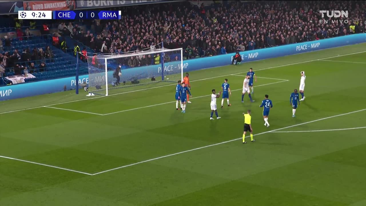 ¡CERCA! Vinícius Júnior disparó que se estrella en el poste.