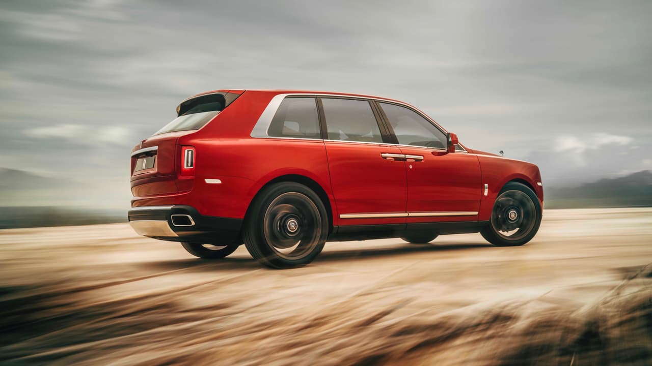 La nueva Rolls-Royce Cullinan cuenta con un nuevo sistema de 
<b>tracción en las cuatro ruedas</b> que es complementado con un inusual sistema de 
<b>dirección en las cuatro ruedas </b>y un nuevo sistema de 
<b>suspensión de aire</b> al que el fabricante bautizó como '
<b>Paseo en Alfombra Mágica</b>'. Según el fabricante la suma de estos elementos proporciona una experiencia todoterreno tan cómoda y libre de sobresaltos como la de un paseo sobre vías pavimentadas. Algo que sospechamos, el 90% de los dueños de la Cullinan nunca va a experimentar.