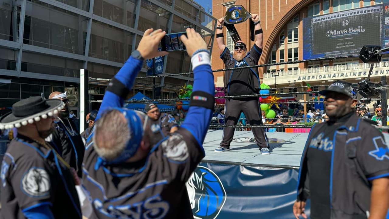 Y para los amantes de la lucha libre, la emoción continuó después del juego, con
<b>un espectáculo que mantuvo a la audiencia al borde de sus asientos</b>.