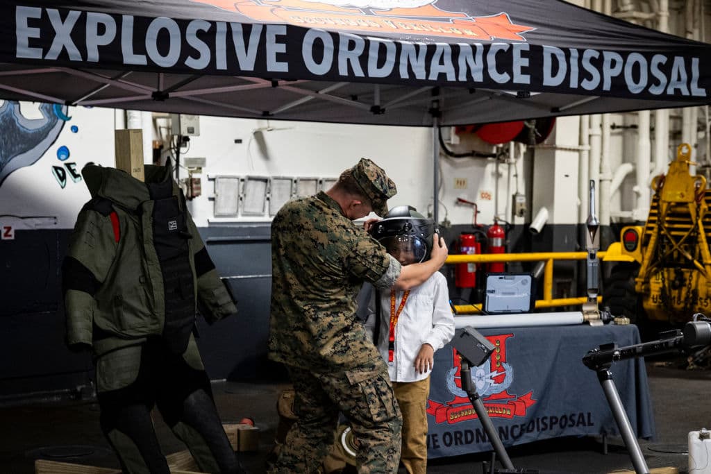 Los funcionarios estuvieron en el USS Bataan, que cuenta con una tripulación de 1,000 integrantes actualmente. Algunos ofrecen los recorridos guiados.