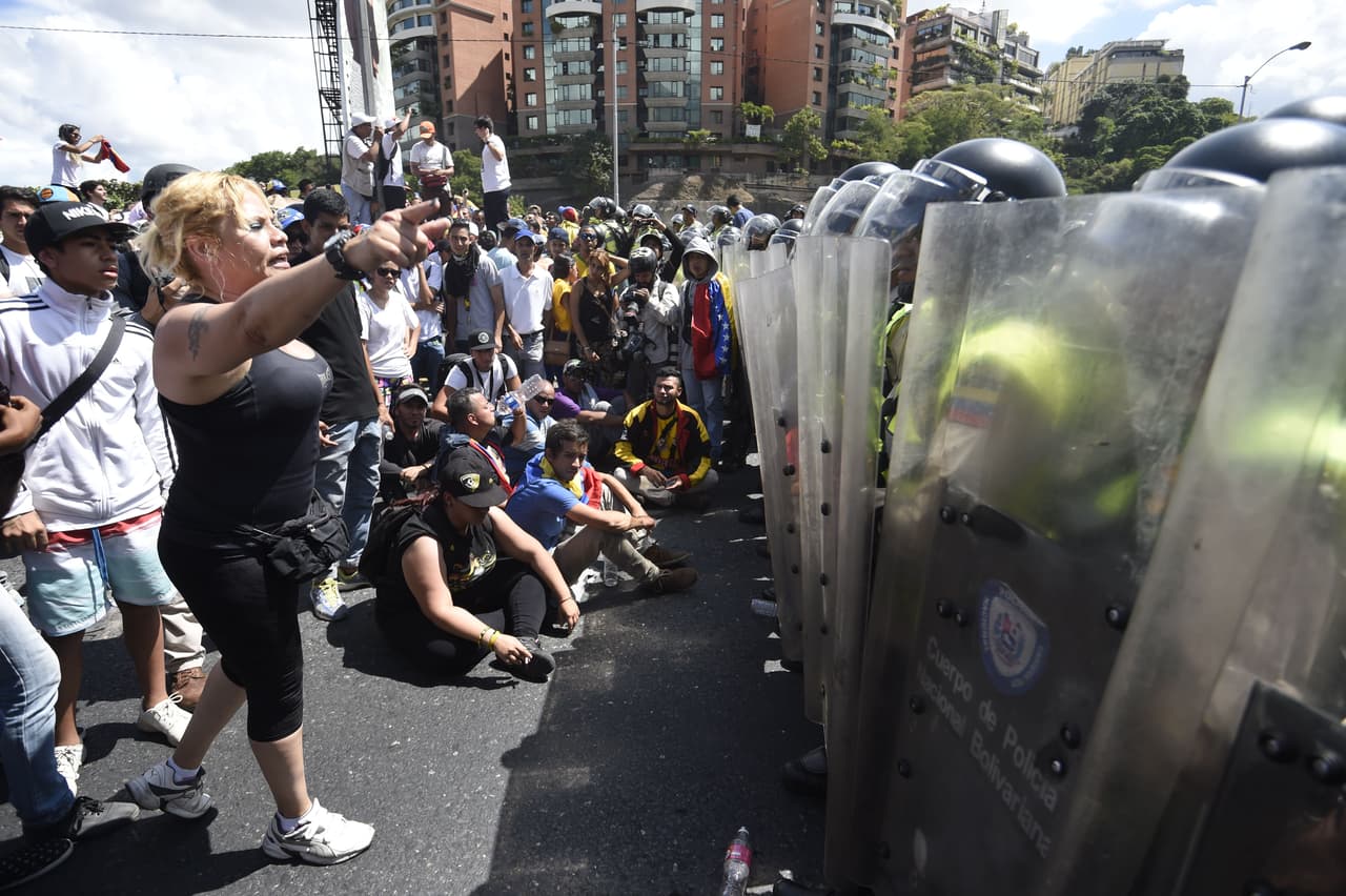La policía antidisturbios de Venezuela bloque la autopista Francisco Fajardo, impidiendo que una de marchas continúe hasta la concentración principal.