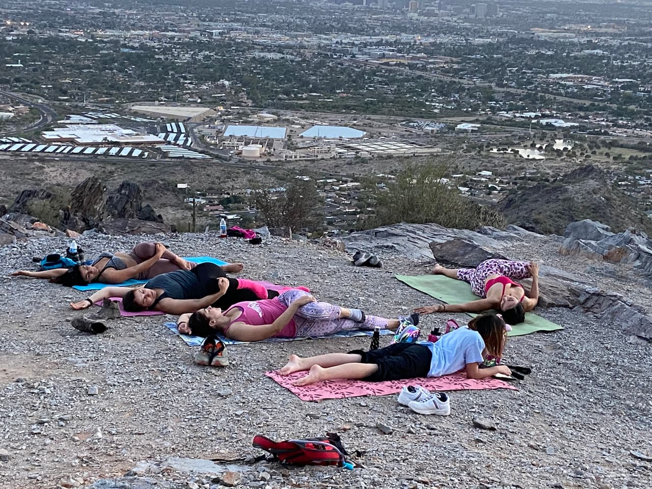 “Me ha ayudado mucho en lo personal... a sentirme mejor, a tener pensamientos positivos y siempre optimista en todo”, dijo Ayde Valdez, residente del valle de Arizona que practica yoga en la montaña. 
<br>