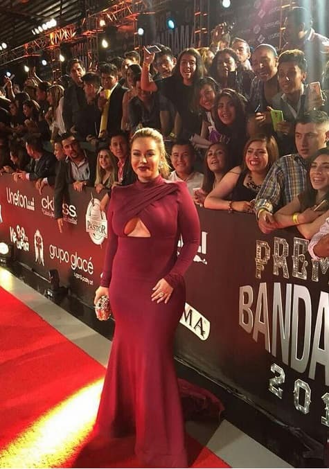 Chiquis posó junto a los fans que no pararon de mirarla desde cualquier ángulo.