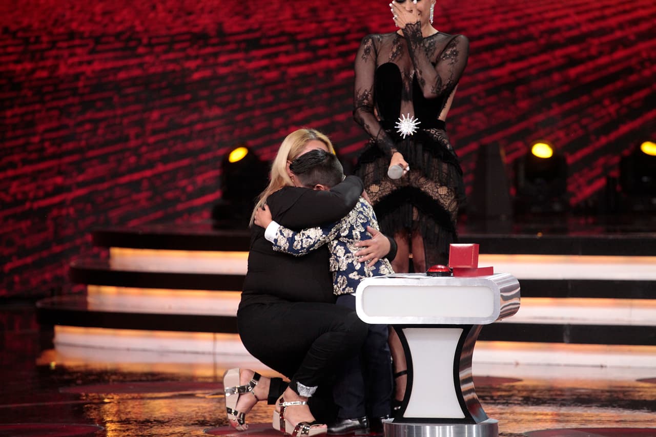 "Mami, te he comprado tu casa", le dijo Giovani a su mamá. Los jueces y Galilea Montijo no pudieron aguantarse las ganas de llorar ante el emotivo momento.