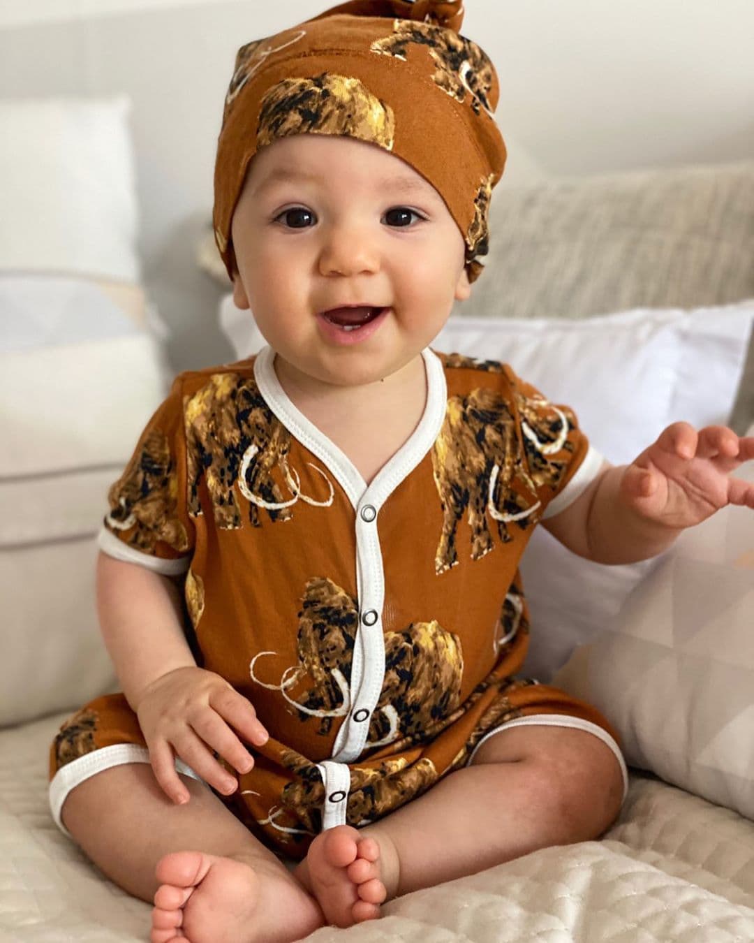 La carita de felicidad de este pequeñito enamora a su mamá. "¡El consentido de mi tribu! (ver su sonrisa me da un descanso mental en estos tiempos tan difíciles que estamos viviendo)", escribió Andrea Chediak en sus redes sociales.