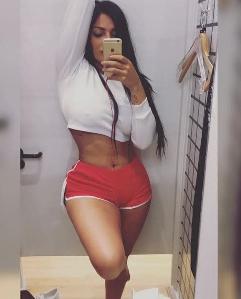 Suzy Cortez, que antes hizo una campaña para que Lionel Messi no se marchara del club, mostró de nuevo su compromiso con Barcelona y le rindió un homenaje en sus redes sociales, enviando una felicitación al club de sus amores por vencer a Real Madrid. Una fanático culé de lujo.