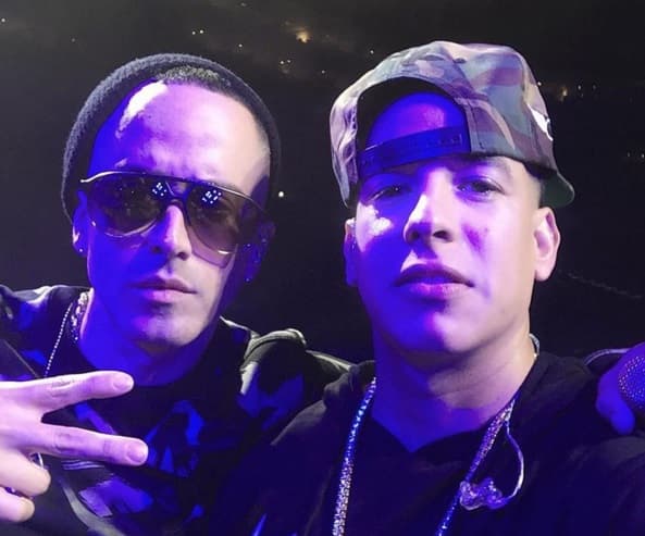 ¿Quién anda por aquí? Claro, es Yandel, gran amigo de Daddy Yankee....