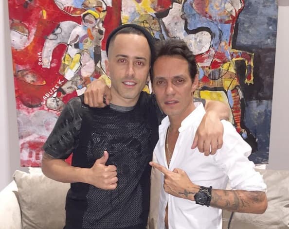 Y no puede faltar la foto con otro de sus grandes amigos, aquí lo vemos con otro grande, Marc Anthony.