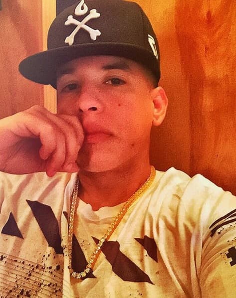 ¿Por qué tan serio? Para nada, Daddy Yankee sólo regala otra de sus mejores poses.