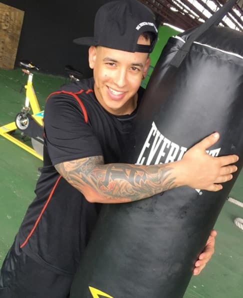 Si creías que Daddy Yankee sólo cantaba, él te muestra que también le encanta el box.