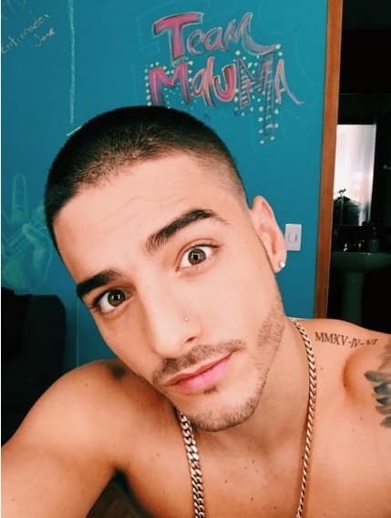 Maluma es un papacito, y si con sus ritmos enloquece a su ejército de fanáticos, también con sus selfies.