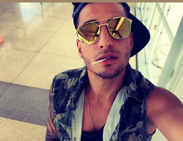 A este galán le fascina mostrarse con toda la actitud y hasta un poco de sus gustos fashionistas, parece que las gafas son su debilidad.