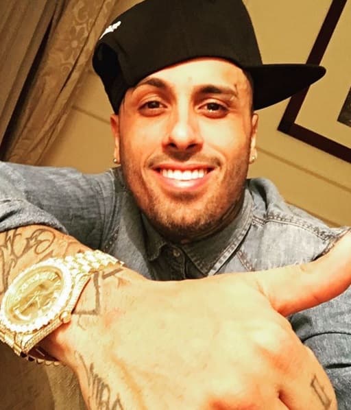 Pero su sonrisa es algo que lo caracteriza, definitivamente.