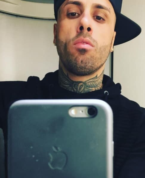 Nicky siempre está preparado para tomar la mejor selfie del día, por eso es otro de los reggaetoneros favoritos que pueden competir en esta guerra de selfies.