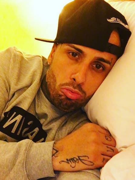 Y tampoco deja de hacer caritas, no cabe duda, él es todo un lindo.