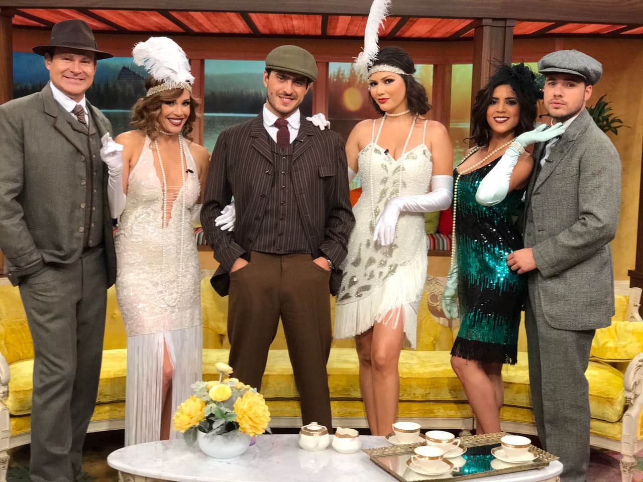 Las estrellas de Despierta América trajeron de vuelta la moda de los años 20 con estos coloridos modelitos.