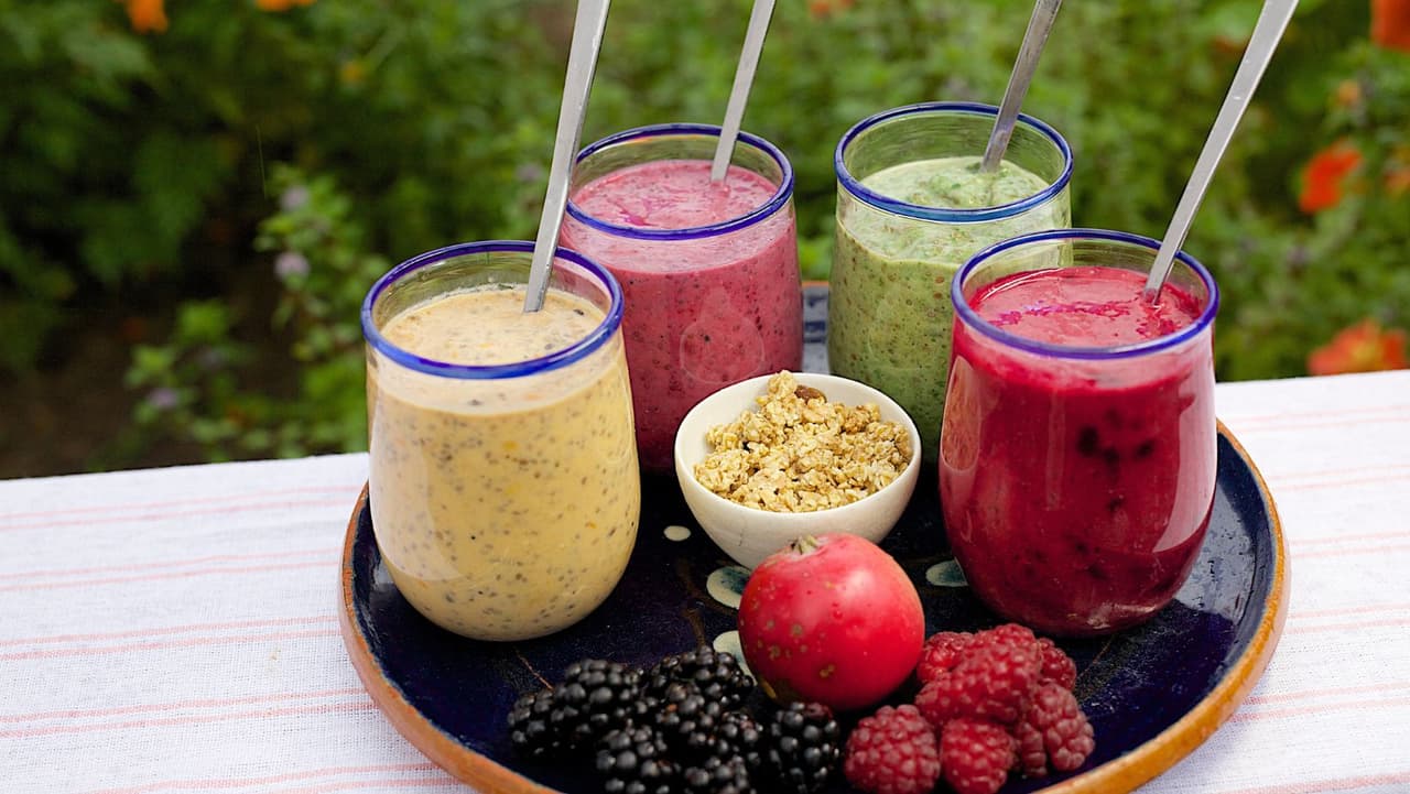 <b>Smoothies</b>: Cuando esos antojos de helado son realmente demasiado fuertes para superarlos, pruebe un batido de frutas. Los batidos pueden estar llenos de
<b>fruta fresca</b>, leche descremada y otros ingredientes saludables, como la mantequilla de maní, para un refrigerio que a sus hijos les encantará tanto como un batido lleno de calorías.