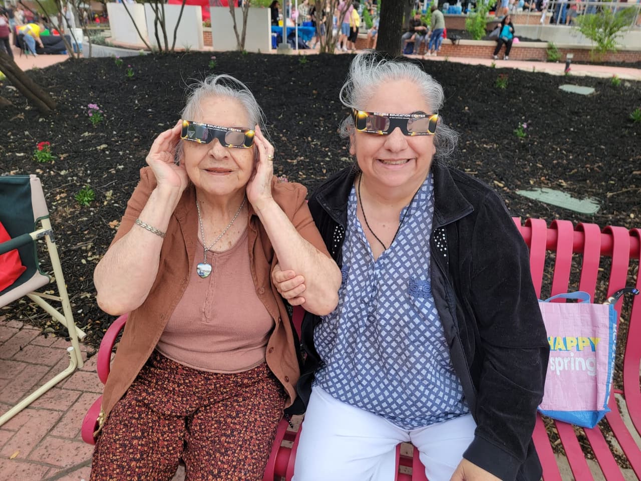 En el Scobee Education Center & Planetarium, de San Antonio estas amigas están listas y emocionadas para ver el eclipse. Da clic en este enlace para 
<a href="https://www.univision.com/local/san-antonio-kwex/eclipse-solar-anular-2023-desde-keerville-el-mejor-punto-para-ver-este-fenomeno-video" target="_blank">ver el VIDEO</a> de cómo lo vivieron en Kerrville, Texas, el mejor punto para ver el eclipse.