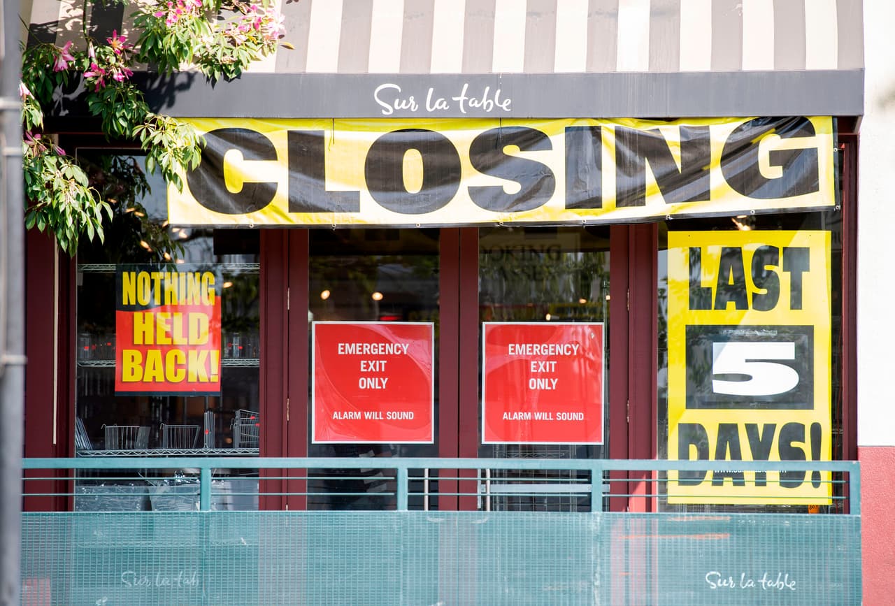 <b>Sur La Table.</b> Esta cadena de tiendas de utensilios de cocina y el hogar se declaró en bancarrota en julio. Era especialmente vulnerable a la pandemia en comparación con otras tiendas físicas, ya que uno de sus fuertes son las clases de cocina en sus establecimientos. Inicialmente había anunciado que cerraría 56 de sus tiendas, pero el 11 de septiembre dijo que otras 17 tiendas cerrarán permanentemente.