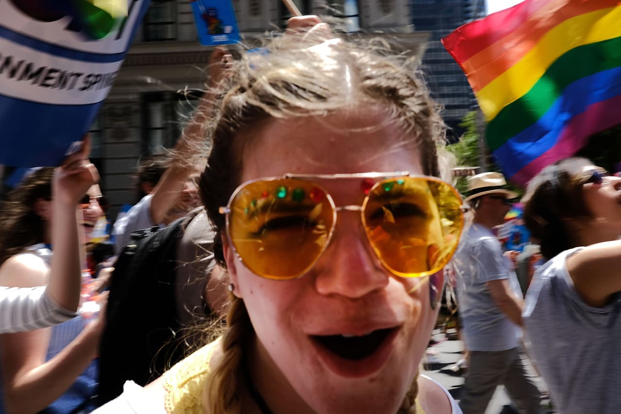 Una joven marcha por la Quinta Avenida.