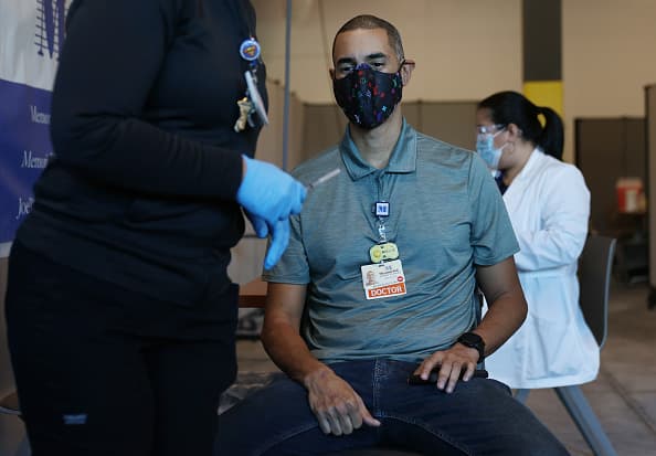 La venta de vacunas falsas y otros tratamientos probablemente sea solo una de las muchas formas en que los estafadores intentarán sacar provecho de la liberación de la vacuna. Tenga cuidado con los mensajes de phishing que intentan engañarlo para que comparta sus contraseñas e información personal.