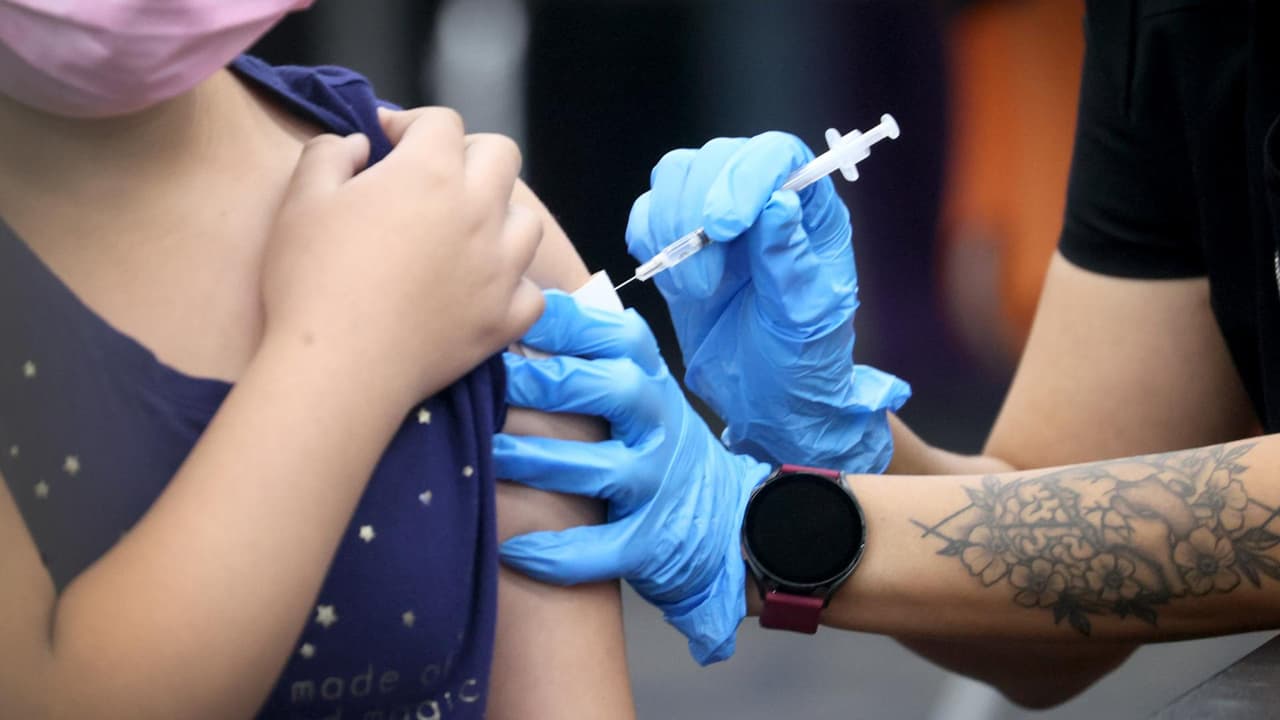 Proyecto de ley en California busca que vacuna contra el coronavirus sea requisito para asistir a la escuela