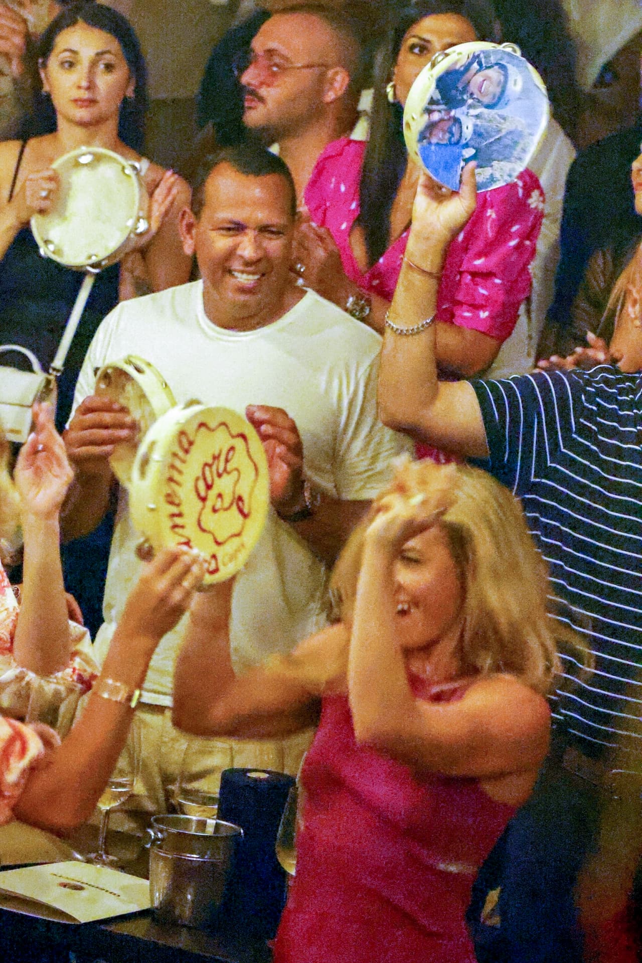 Alex no perdía de vista a la joven rubia, quien efusivamente tocaba el pandero, misma actividad que él realizó.