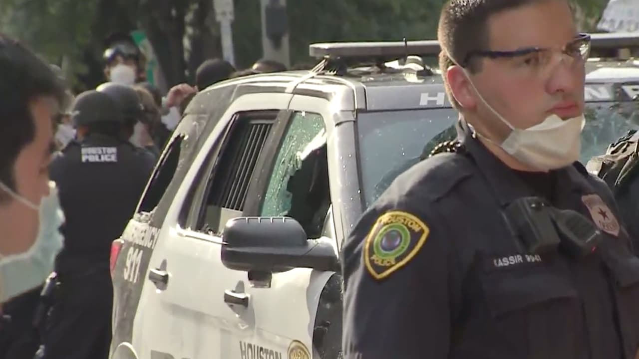 En varias ocasiones los asistentes salieron de control y golpearon patrullas.