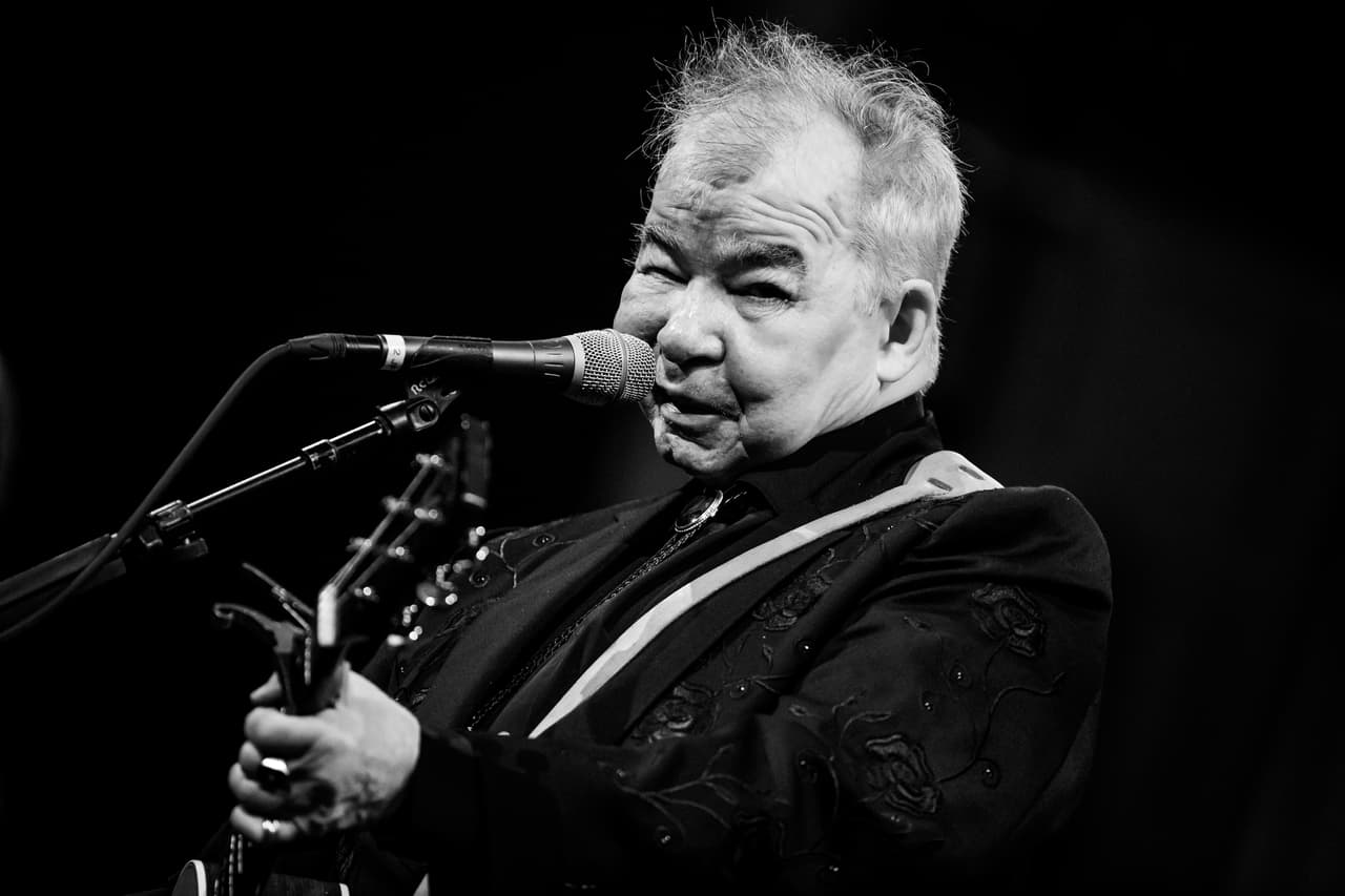 John Prine en una de sus últimas presentaciones en noviembre de 2919, en un escenario de Los Ángeles.
