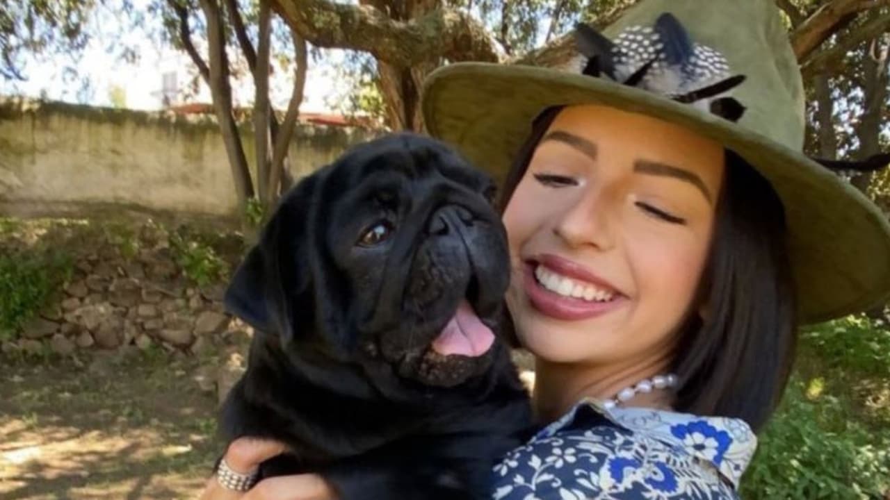 Al igual que el resto de los Aguilar, Ángela Aguilar vive rodeada de perros, los cuales son considerados como de la familia.