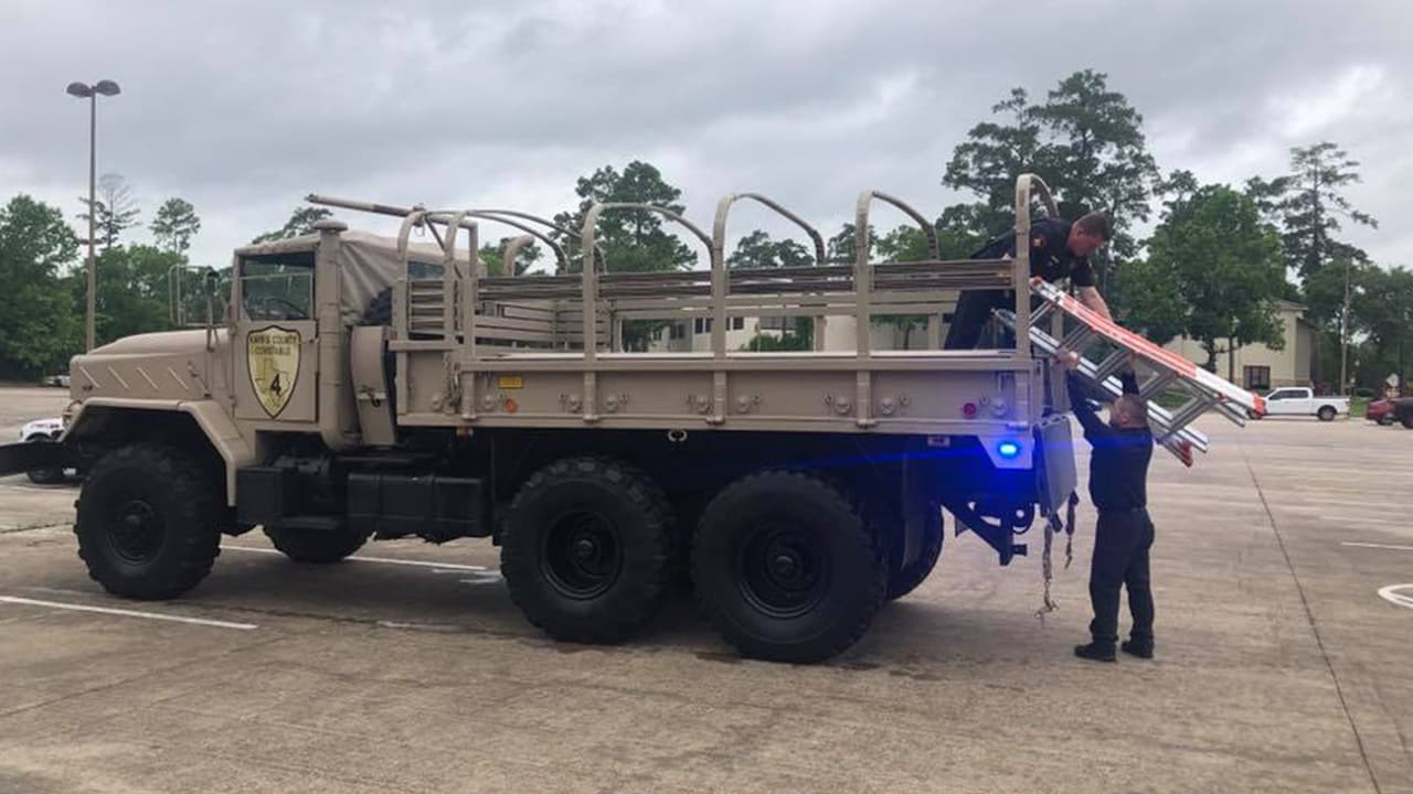 Dos camiones de cinco toneladas y un Hummer.